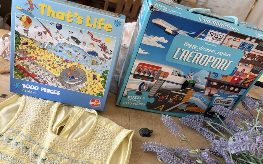 Quelques jouets et vêtements posés sur une table de cuisine